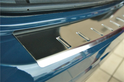 Накладка на задний бампер с загибом, зеркальная Alu-Frost 40-3451 для VW T5 Caravelle, T5 Multivan, T5 Transporter